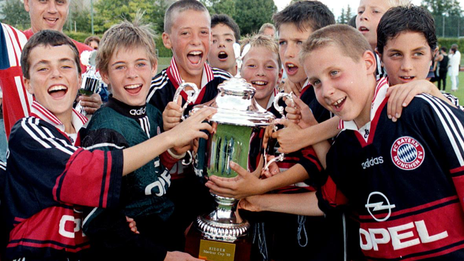 Sandro Wagner (3.v.l.) gewann 1998 mit dem FC Bayern den Merkur CUP   (Foto: Markus Schlaf  / Münchner Merkur)