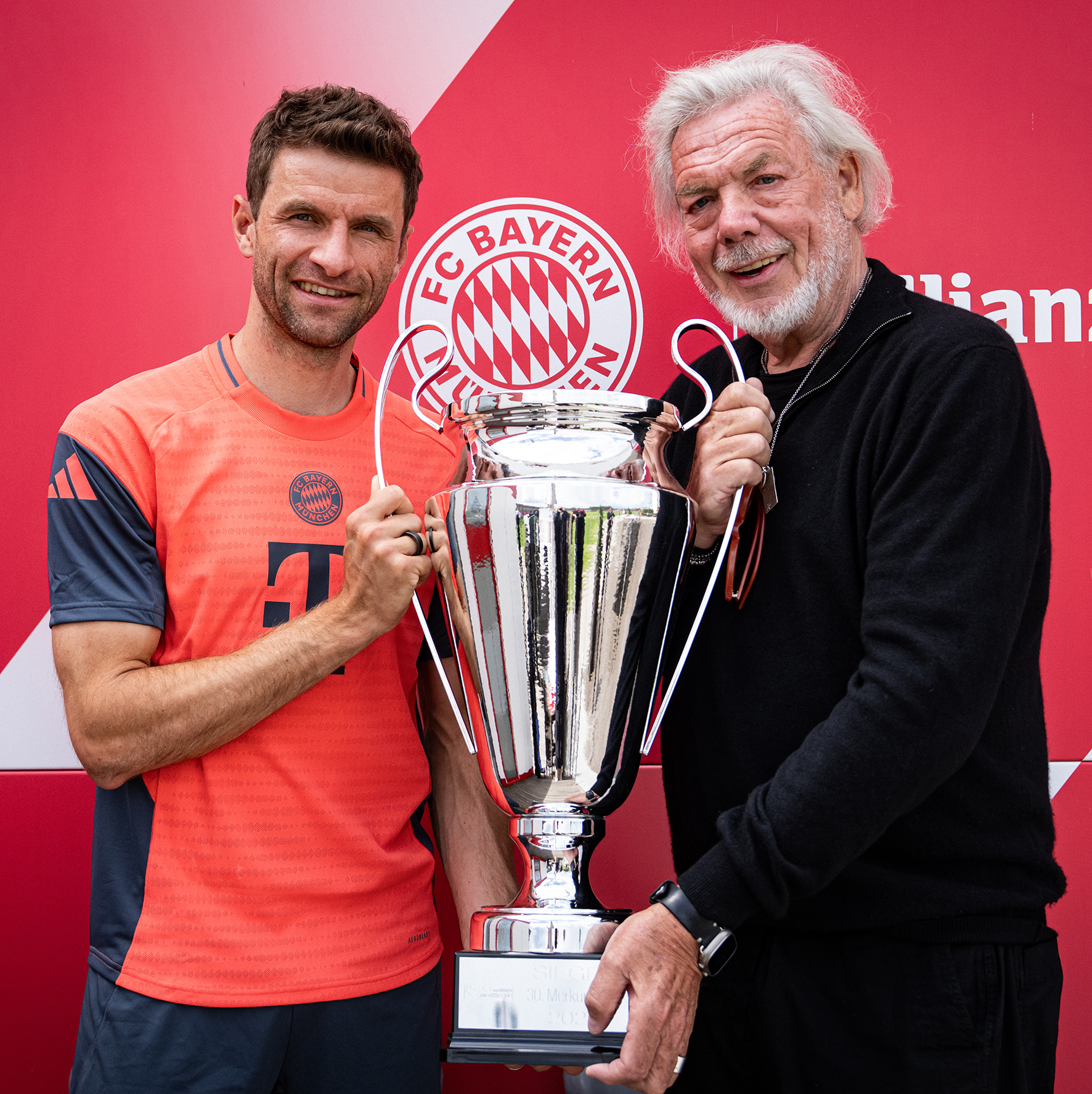 Thomas Müller und Uwe Vaders mit Pokal